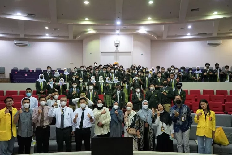 BERKUNJUNG : Suasana kunjungan Siswa SMA Yasporbi ke FIA UI.