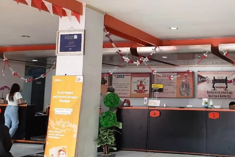 LAYANI : Warga Depok sedang melakukan pelayanan di Kantor Pos Indonesia Cabang Kota Depok, di Jalan Sentosa Raya No3 Kecamatan Sukmajaya, Kota Depok. ASHLEY/RADAR DEPOK