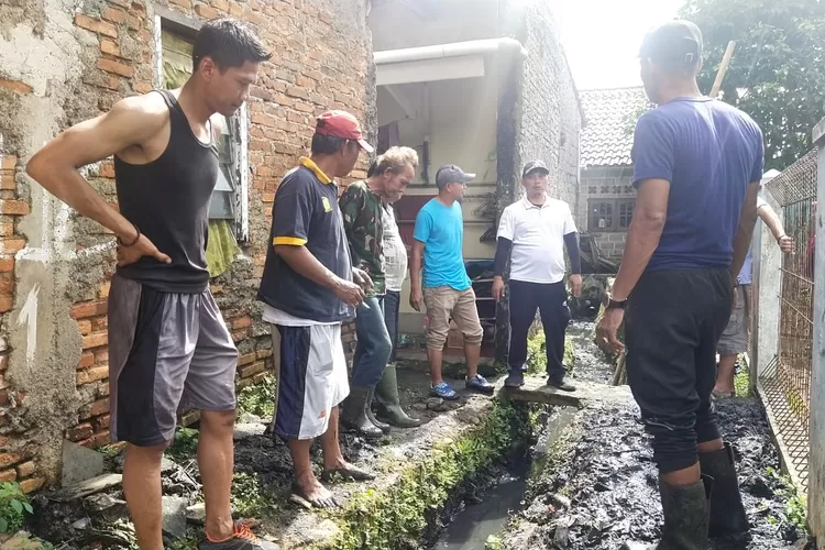 GOTONG ROYONG : Belsan warga RW6, Kelurahan Ratu Jaya, Kecamatan Cipayung melaksanakan kerja bakti untuk membersihkan saluran air yang berada di RT3. ANDIKA EKA/RADAR DEPOK