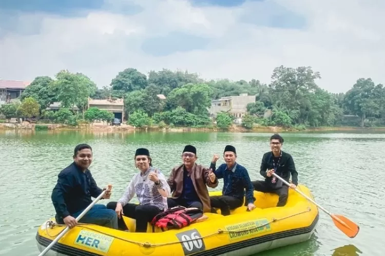 MONITORING : LPM serta jajaranya memonitoring serta menikmati keindahan Situ Cilangkap. ISTIMEWA