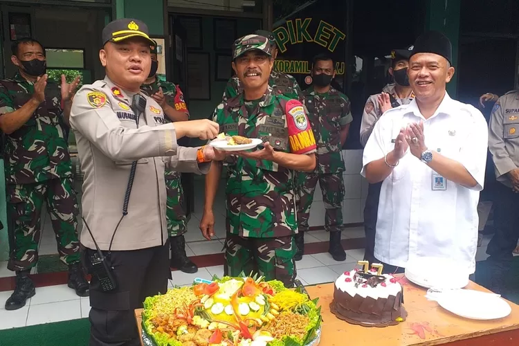 SINERGITAS : Pada HUT ke-77 TNI, jajaran personil Polsek Sukmajaya dan seluruh Lurah Se-kecamatan Sukmajaya mendatangi Markas Komando Rayon Militer (Koramil). ANDIKA EKA/RADAR DEPOK