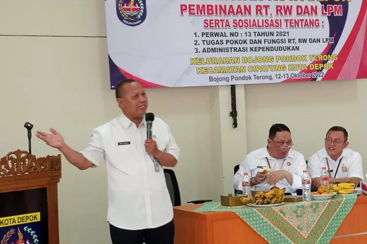 SOSIALISASI : Para peserta kegiatan pembinaan RT,RW dan LPM Kelurahan Boponter antusias mengikuti pemaparan materi yang disampaikan para nara sumber di aula Kecamatan Cipayung. ANDIKA EKA/RADAR DEPOK