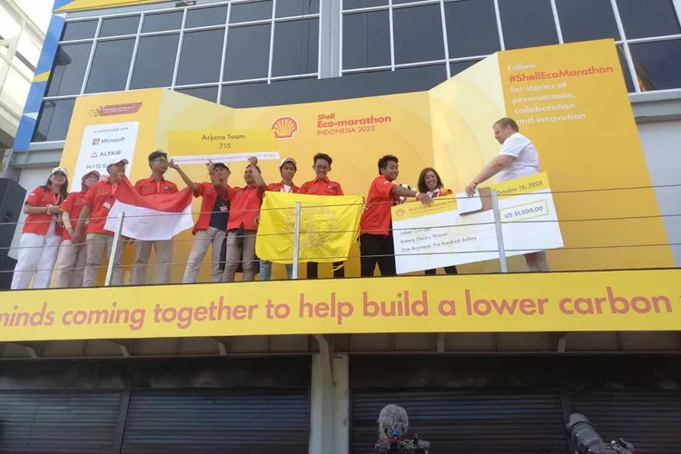 BERPRESTASI : Tim UI-SMV Berfoto usai meraih juara.