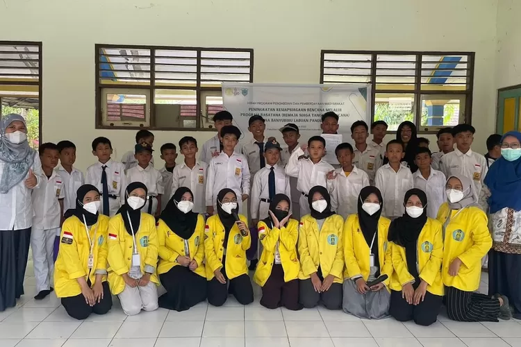 BERIKAN PENYULUHAN : Tim Pengmas UI saat memberikan pembinaan kepada remaja di Banten.