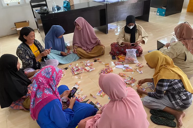 DAUR ULANG : Warga Kaki Gunung Rinjani sedang mengikuti pelatihan pemilahan sampah, yang diadakan FIK UI.  