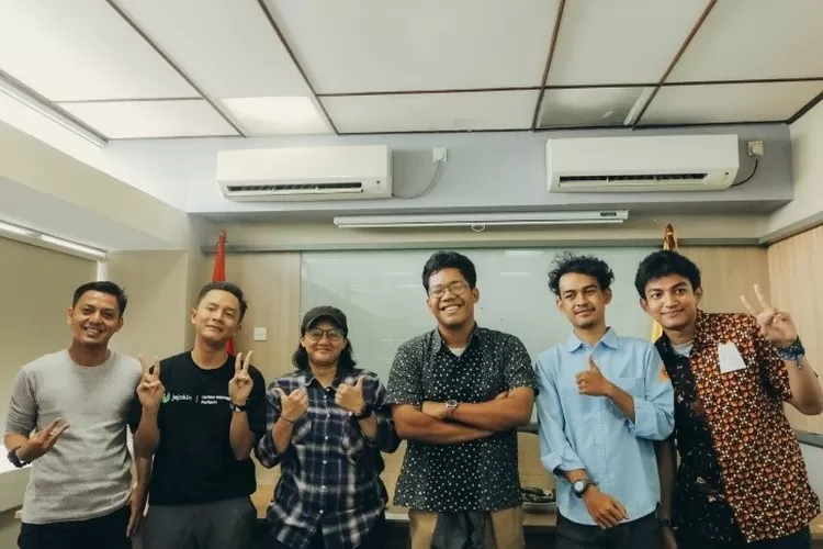 CERIA : Pengurus Mapala UI berfoto berasama  kelompok pencita alam lainnya.