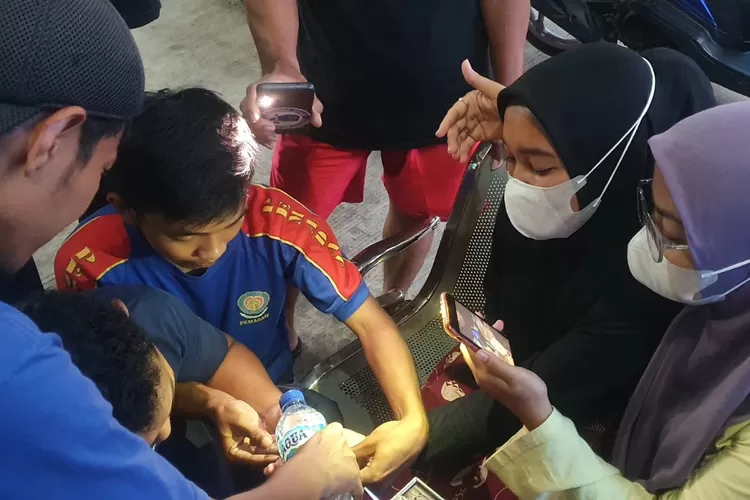 BANTUAN : Damkar Kota Depok, berhasil melepaskan cincin yang tersangkut di jari warga di Kampung Taman Jaya  RT1/1 No45, Kelurahan Cipayung, Kecamatan Cipayung, Senin (24/10/). ANDIKA EKA/RADAR DEPOK