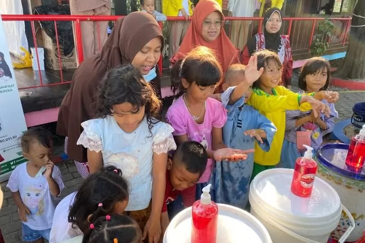 CEK KESEHATAN : Tim Pengmas Vokasi UI sedang mengecek kesehatan anak di Kepulauan Seribu.