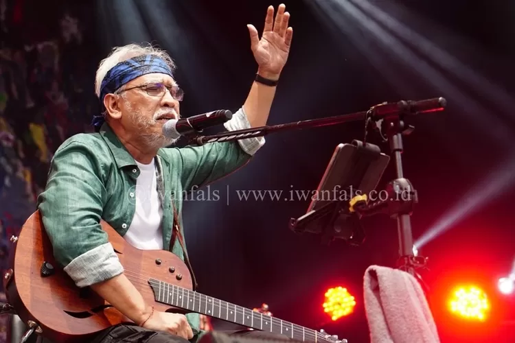 KONSER : Iwan Fals dan band mengelar Konser Bertalu Rindu ‘Ikrar’ di Panggung Kita, Kelurahan Leuwinanggung, Kecamatan Tapos, Kota Depok. IWANFALS FOR RADAR DEPOK