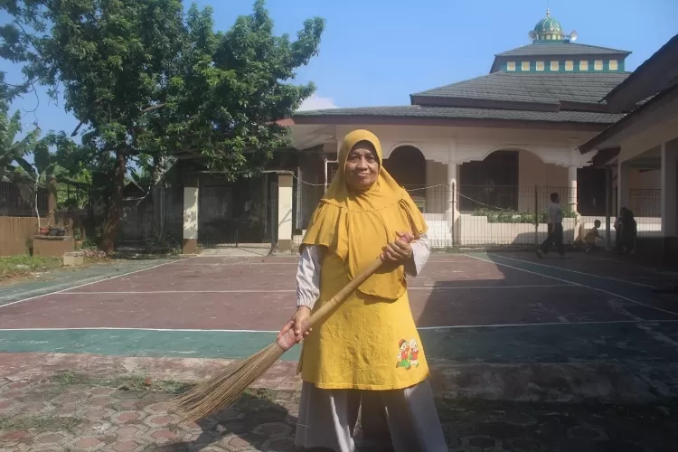 MARBOT: Emak Boni marbot Masjid Al-Adzkar dapat mewujudkan mimpinya. WILDA APRIYANI/RADAR DEPOK
