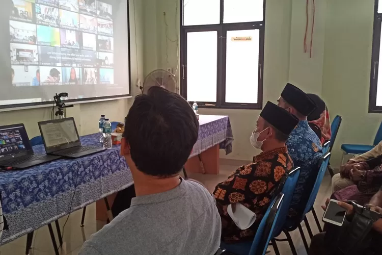 MENYAKSIKAN : Pengumuman Proklim 2022 secara virtual disaksikan di Aula Kantor Kelurahan Ratujaya, Kecamatan Cipayung Kota Depok. ANDIKA EKA/RADAR DEPOK