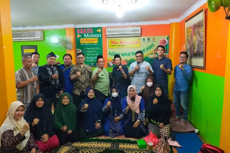 MOTIVATOR : Markiyat Berlian, Berikan motivasi kepada Wirausaha Baru di Outlet Mie Khangen, Jalan Merdeka, Sukmajaya, Kota Depok