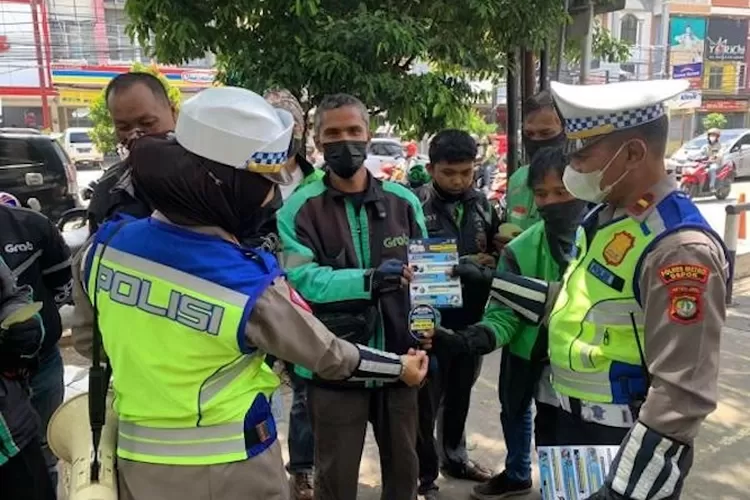 TINDAK : Petugas dari Satlantas Polres Metro Depok ketika menindak pengendara yang melanggar ketentuan lalu lintas. ist