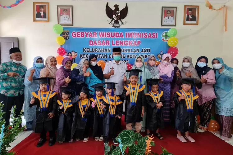 WISUDA : PKK Kelurahan Pangkalanjati mewisuda 60 balita yang telah di imunisasi dasar lengkap (IDL), di Aula Kelurahan Pangkalanjati Kota Depok, Jumat (30/9). ISTIMEWA