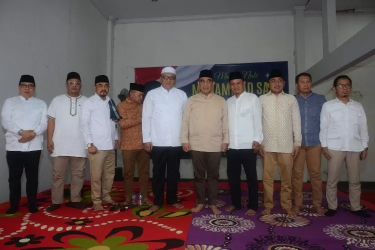 MAULID :  Sekjen Partai Gerindra, Ahmad Muzani (tengah) saat menghadiri Maulid Nabi SAW di kediaman Ketua DPC Partai Gerindra Kota Depok, Pradi Supriatna, Minggu (16/10). ist