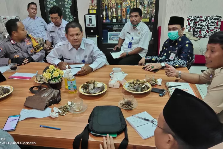 RAPAT - Sekcam Cilodong, Zaenal Arifin (seragam coklat) memimpin rapat koordinasi (rakor) persiapan kegiatan STQ tingkat Kecamatan Cilodong Kota Depok, di kantor kecamatan serempat. ANDIKA EKA/RADAR DEPOK