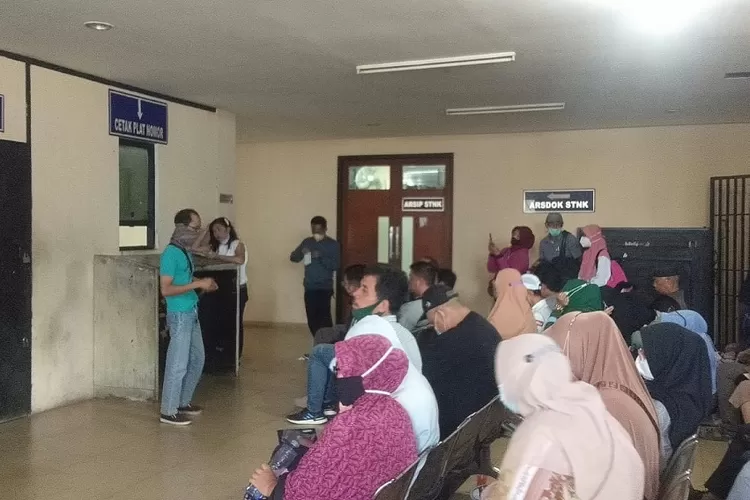 SAMSAT : Kantor Samsat Kota Depok I, ramai pengunjung untuk membayar pajak kendaraan. ANDIKA EKA/RADAR DEPOK