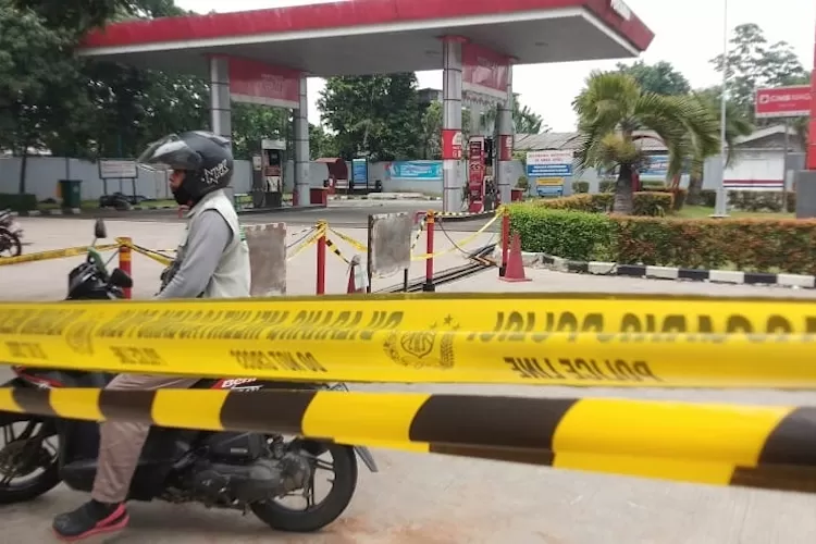 PENYEGELAN : Stasiun Pengisian Bahan Bakar Umum (SPBU) nomor 34-16912, di Jalan Raya Bogor, Kelurahan Mekarsari, Kecamatan Cimanggis, disegel oleh Dinas Lingkungan Hidup dan Kebersihan (DLHK) Kota Depok, Selasa (18/10). ANDIKA EKA/RADAR DEPOK