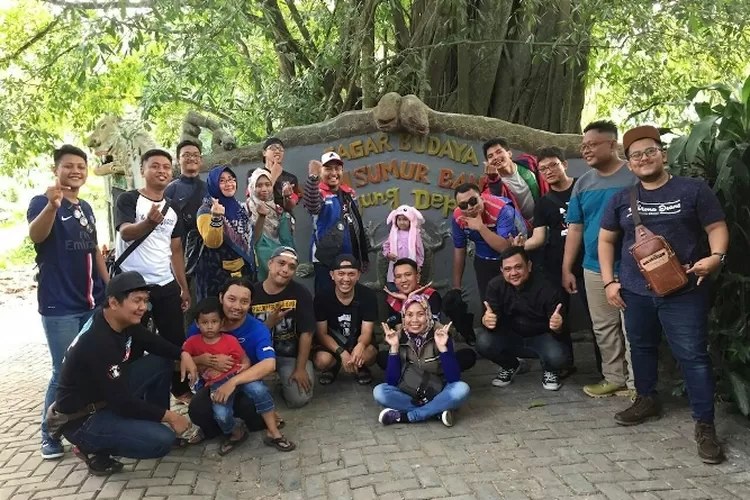 MENGUNJUNGI : Para pengunjung yang berfoto bersama di depan Sumur Bandung.