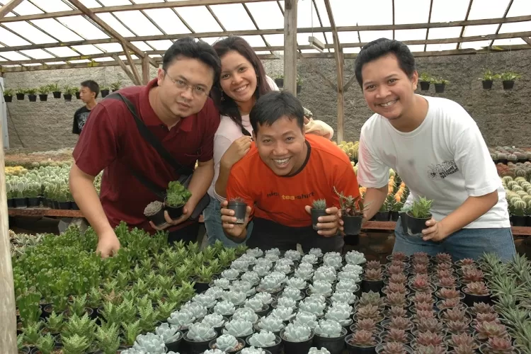 BERKUNJUNG : Pemimpin Redaksi, Sardi Duryatmo saat berada di Toko Trubus yang menjual berbagai macam tanaman. ANDIKA EKA/RADAR DEPOK