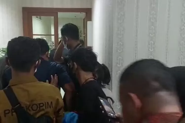 Sesaat sebelum perselisihan antara wartawan dan ajudan Walikota Depok terjadi di Gedung DPRD Kota Depok, beberapa waktu lalu. TANGKAPAN LAYAR