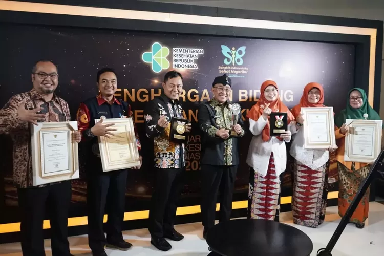 Camat Cimanggis, Dody Setiawan usai menerima penghargaan bersama Wali Kota Depok, Mohammad Idris dan Kepala Dinas Kesehatan (Dinkes) Kota Depok Mary Liziawati. ANDIKA EKA/RADAR DEPOK