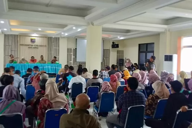 MUSYAWARAH : Kecamatan Cimanggis mengadakan musyawarah kelurahan terkait Data Terpadu Kesejahteraan Sosial DTKS yang bertempat di aula kantor Kecamatan Cimanggis, Senin (14/11). ANDIKA EKA/RADAR DEPOK