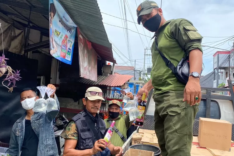 RAZIA : Kelurahan Cimpaeun, Kecamatan Tapos melakukan razia miras di salah satu toko yang berada di wilayahnya. ANDIKA EKA/RADAR DEPOK