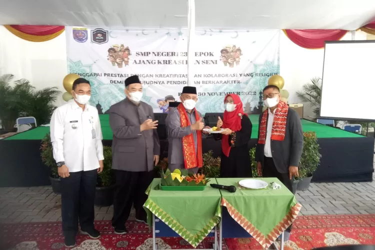 PERINGATAN : Wali Kota Depok, Mohammad Idris menyampaikan sambutan pada peringatan Maulid Nabi Muhammad SAW di SMPN 23 Depok, Kelurahan Harjamukti, Rabu (30/11). ANDIKAEKA/RADARDEPOK