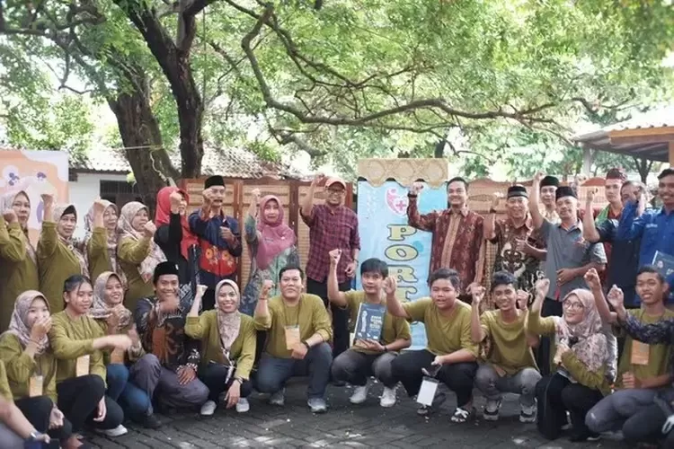 PERESMIAN : Wakil Walikota Depok Imam Budi Hartono usai melaunching Posmaja Portri di RW 03 Kelurahan Harjamukti, Kecamatan Cimanggis. ANDIKA EKA/RADAR DEPOK