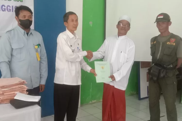PENYERAHAN : Penyerahan sertifikat bagi warga kelurahan Mekarsari bersama Lurah Mekarsari, Bahrudin dan dari Kementerian ATR/BPN, Rabu (16/11). ANDIKA EKA/RADAR DEPOK