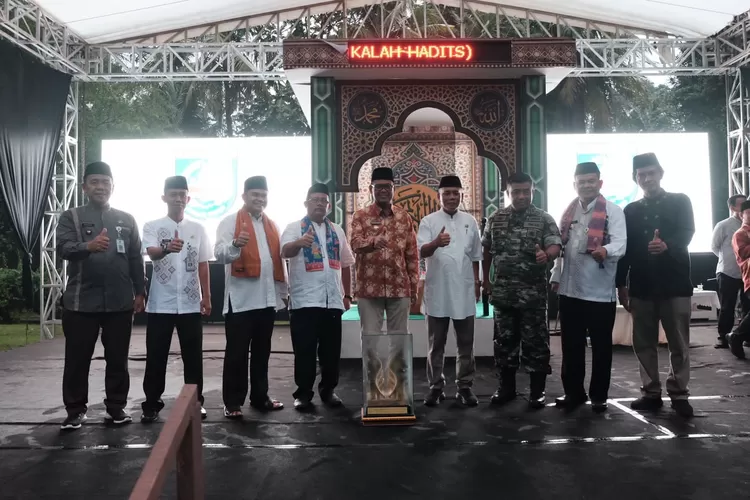 JUARA : Wakil WaliKota Depok, Imam Budi Hartono bersama para Juara STQH Depok tahun 2022 di Kinasih Resort and Confrence, Jumat (04/11). ANDIKA EKA/RADAR DEPOK
