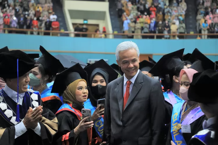 INSPIRASI : Gubernur Jawa Tengah, Ganjar Pranowo usai memberikan orasi ilmiah dalam wisuda mahasiswa Universitas Pancasila Semester Genap Tahun Akademik Akademik 2021/2022, di Jakarta Convention Center, Senayan, Jakarta Selatan, Selasa (1/11). Istimewa