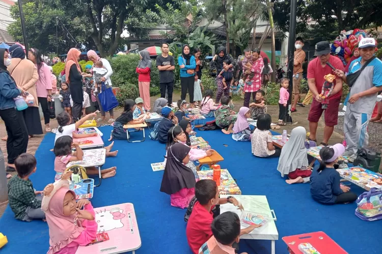 KEGIATAN : UMKM Kelurahan Cisalak Pasar gelar bazar tersebut rutin diselenggerakan setiap bulanya di area Pondok Cibubur , Kelurahan Cisalak Pasar, Kecamatan Cimanggis, Minggu (27/11). ANDIKAEKA/RADARDEPOK