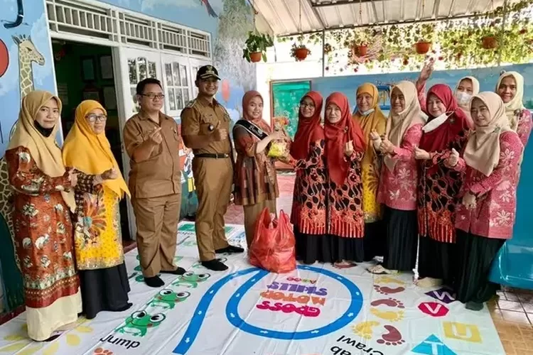 PENYERAHAN : Ketua TP-PKK Kelurahan PGS, Hanida Rahmah saat menyerahkan secara simbolis paket makanan di Pos PAUD Anggrek dan RA Al-Ikhlas. ANDIKAEKA/RADARDEPOK