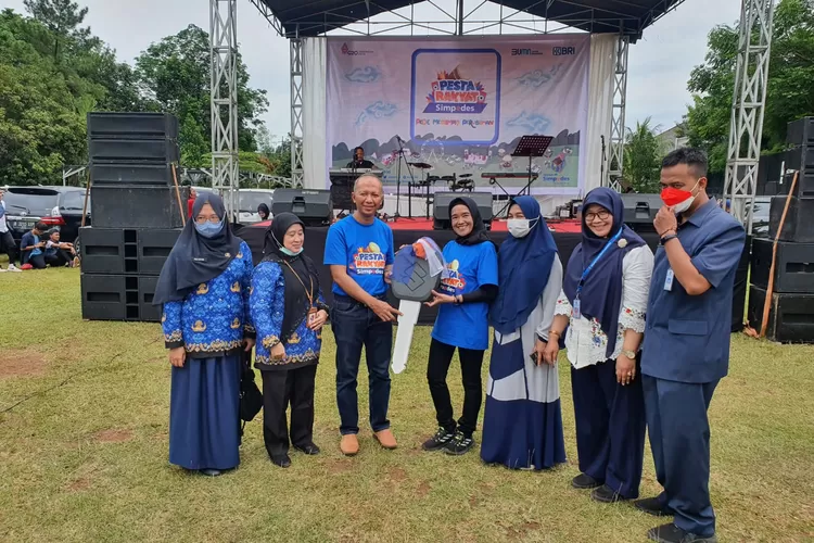 SIMBOLIS : Didampingi saksi dari Kemensos dan Dinsos Kota Depok, Pinca BRI KC Lebak Bulus, Edy Siswanto menyerahkan secara simbolis grand prize satu unit mobil Suzuki Ertiga kepada Hj. Sarwanih, nasabah dari BRI Unit Pondok Labu yang diwakili Kaunit BRI Pondok Labu Nanik Suryani dalam PHS Semester I tahun 2022 dengan grand prize satu unit mobil Suzuki Ertiga di Lapangan Graha Cinere, Kelurahan Limo, Kecamatan Limo, Kota Depok, Kamis (10/11). RICKY/RADAR DEPOK