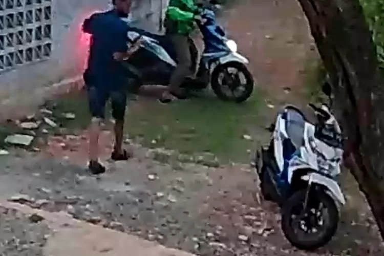 REKAMAN : Hasil tangkapan CCTV sekitar TKP yang merekam pencurian motor di Kelurahan Cilangkap, Kecamatan Tapos, Kota Depok. ANDIKAEKA/RADARDEPOK