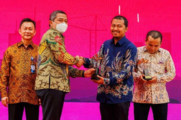 MEMBANGGAKAN : Dekan FTUI, Prof. Dr. Heri Hermansyah ketika menerima penghargaan dari Kementerian ESDM 2022. DOK.UI