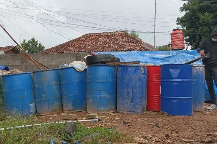 TEMUAN: Warga sekitar dibuat geger dengan temuan 59 drum senyawa kimia perusak ginjal oleh BPOM RI Bersama Bareskrim Polri di Jalan Damai RT2/13, Kelurahan/Kecamatan Tapos, Kota Depok, Rabu (9/11). FOTO-FOTO : ANDIKA-ASHLEY/RADAR DEPOK