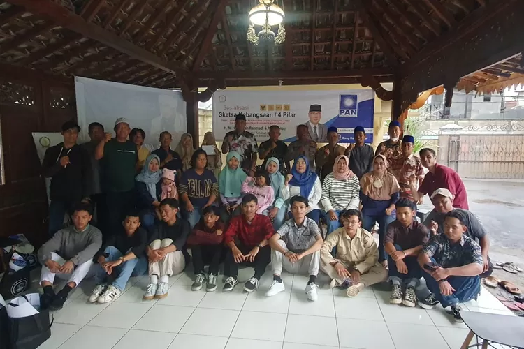 SOSIALISASI : Ketua Fraksi PAN DPRD Jawa Barat, H.M Hasbullah Rahmad bersama peserta sosialisasi Sketsa Kebangsaan / 4 Pilar di Kecamatan Cilodong, Kamis (24/11). RICKY/RADARDEPOK