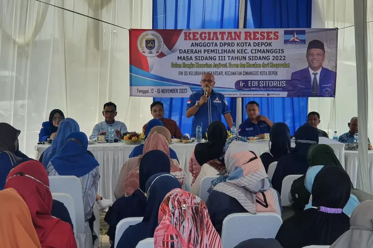 SERAP ASPIRASI : Anggota DPRD Kota Depok, Edi Sitorus didampingi Direktur Eksekutif DPP Partai Demokrat, Sigit Raditya saat menyerap aspirasi dalam agenda Reses di RW06 Kelurahan Mekarsari, Kecamatan Cimanggis, Sabtu (12/11). RICKY/RADARDEPOK