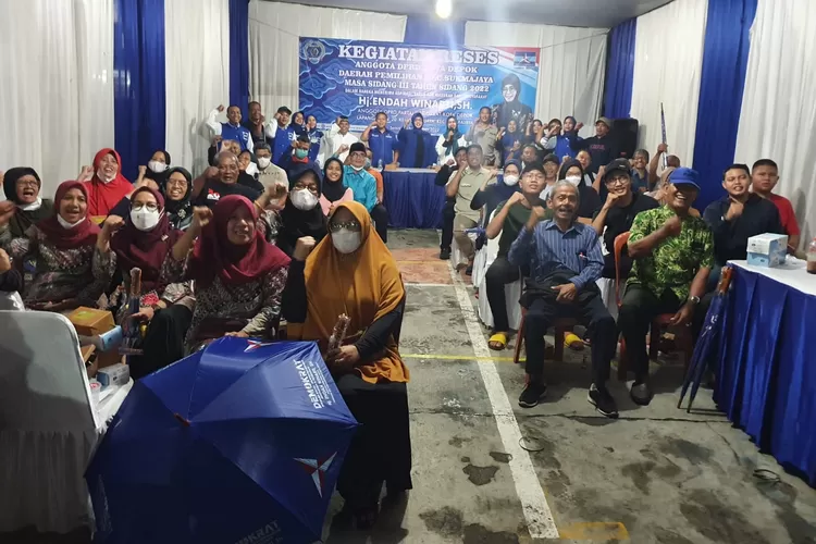 SERAP ASPIRASI : Anggota DPRD Kota Depok, Endah Winarti didampingi Direktur Eksekutif DPP Partai Demokrat, Sigit Raditya saat reses di Jalan Srikandi Raya RW20 kelurahan Mekarjaya, Kecamatan Sukmajaya, Senin (14/11). RICKY/RADARDEPOK