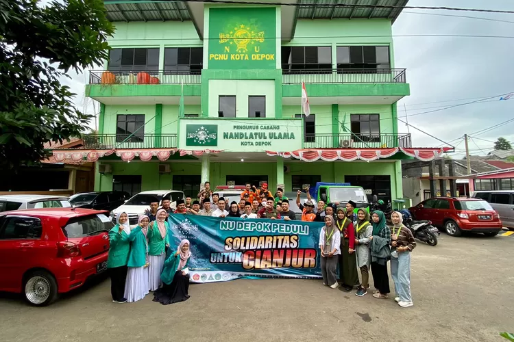 PELEPASAN : Jajaran Pengurus PCNU Kota Depok saat melepas keberangkatan tim NU Depok Peduli untuk membantu korban terdampak gempa di Kabupaten Cianjur. Istimewa