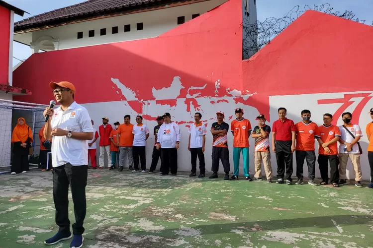 PEMAPARAN : Ketua DPD PKS Kota Depok, Imam Budi Hartono saat melakukan gerakan ‘PKS Menyapa’ di wilayah Kelurahan Harjamukti, Kecamatan Cimanggis, Minggu (30/10). ALDY RAMA/RADAR DEPOK