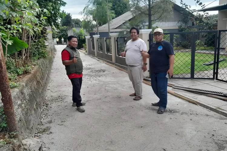 MONITORING : Peninjauan swakelola yang dilakukan pengurus lingkungan setempat di Jalan Kana, RT1/6, Kelurahan Bojongsari, Kecamatan Bojongsari, Selasa (22/11). ALDY RAMA/RADAR DEPOK