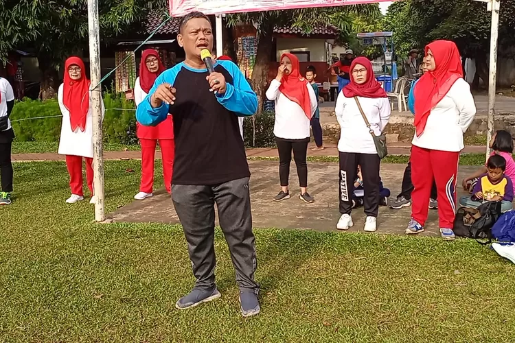 SEHAT : Ketua DKR kota Depok, Roy Pangharapan bersama kader DKR saat merayakan Hari Kesehatan Nasional bersama kader di Lapangan Jalan Jawa Beji, Depok, Jawa Barat, Sabtu (12/11). Istimewa