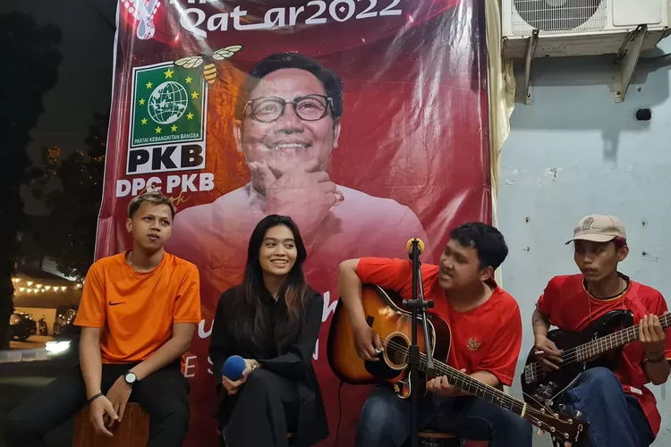 AKUSTIK : Band akustik saat memeriahkan Nobar Piala Dunia 2022 Qatar sekaligus penggalangan dana di Sekretariat DPC PKB Kota Depok, di Jalan K.H M. Yusuf Raya, Kelurahan Mekarjaya, Kecamatan Sukmajaya, Jumat (25/11) malam. Istimewa