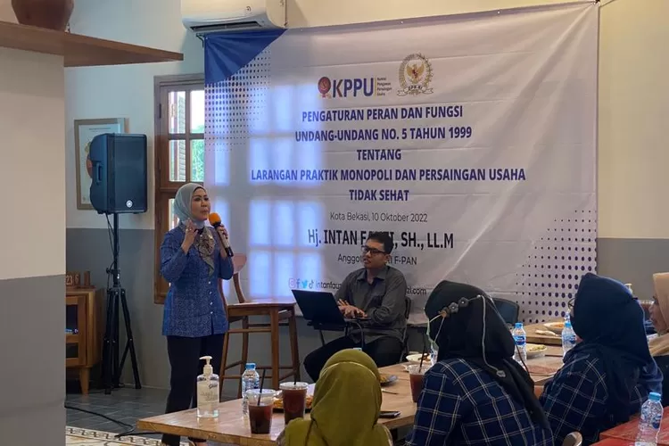 SOSIALISASI : Anggota Komisi VI DPR RI, Intan Fauzi saat Sosialisasi Undang-Undang Anti Monopoli sebagai bagian dari program kerja mitra bersama KPPU di Kota Bekasi, Kamis (10/11). RICKY/RADARDEPOK