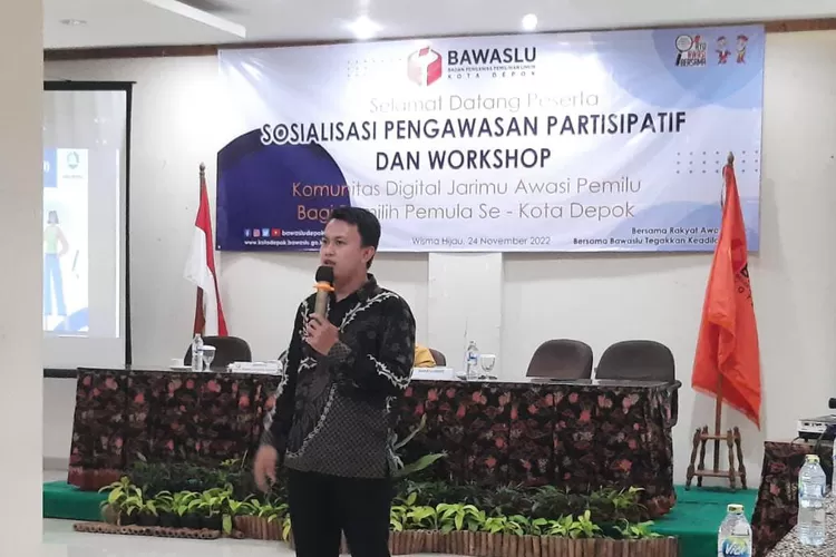PEMAPARAN : Direktur Eksekutif Kamus Institute, Andi Maulana saat menjadi narasumber dalam diskusi bertajuk 'Sosialisasi Pengawasan Partisipatif dan Workshop Komunitas Digital Jariku Awasi Pemilu Bagi Pemilih Pemula se Kota Depok' yang diselenggarakan Bawaslu Kota Depok di Wisma Hijau, Sukmajaya, Kamis (24/11). RICKY/RADARDEPOK