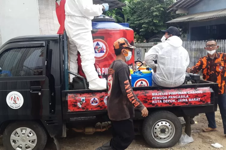 ILUSTRASI : Salah satu Ormas di Kota Depok ketika melakukan kegiatan penyemprotan disinfektan sebagai upaya pencegahan penularan Covid-19, beberapa waktu lalu. GERARD SOEHARLY/RADAR DEPOK